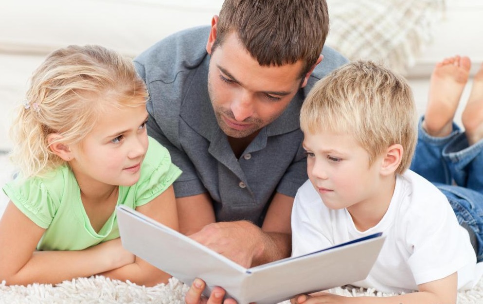 dad-reading-with-two-children