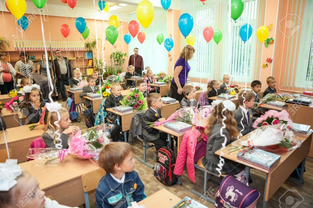 30093680-SAINT-PETERSBURG-RUSSIA-SEPTEMBER-1-2013-Pupils-sit-in-the-classroom-at-first-lesson-in-elementary-R-Stock-Photo