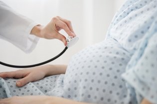 USA, New Jersey, Jersey City, Doctor examining pregnant woman