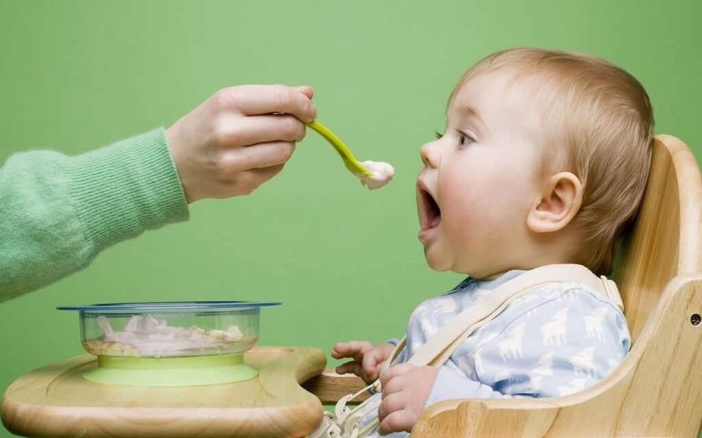 Introducing-solids-to-babies